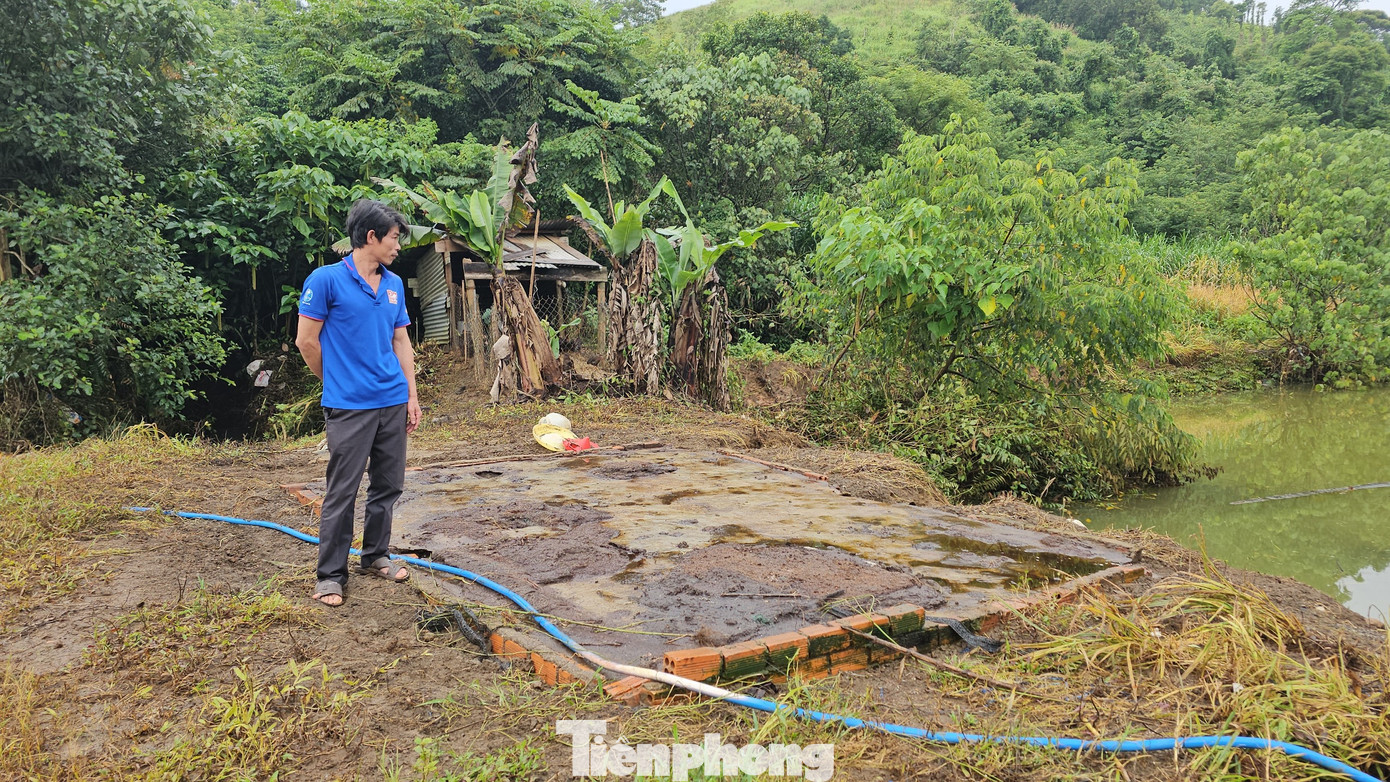 Chuồng gà của ông Hưng chỉ còn lại phần móng. Chuồng gà của ông Hưng chỉ còn lại phần móng.