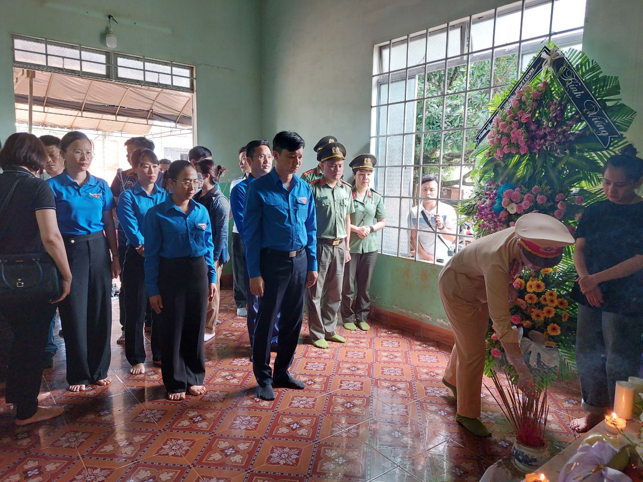 Anh Nguyễn Minh Triết cùng đoàn công tác đến thắp nhang, chia buồn với gia đình anh Vương. Anh Nguyễn Minh Triết cùng đoàn công tác đến thắp nhang, chia buồn với gia đình anh Vương.
