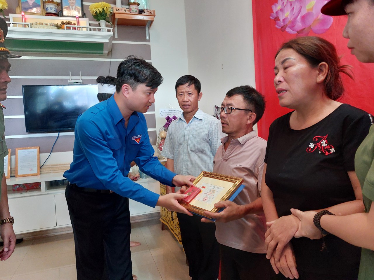 Anh Nguyễn Minh Triết trao Huy hiệu Tuổi trẻ dũng cảm cho đại diện gia đình. Anh Nguyễn Minh Triết trao Huy hiệu Tuổi trẻ dũng cảm cho đại diện gia đình.