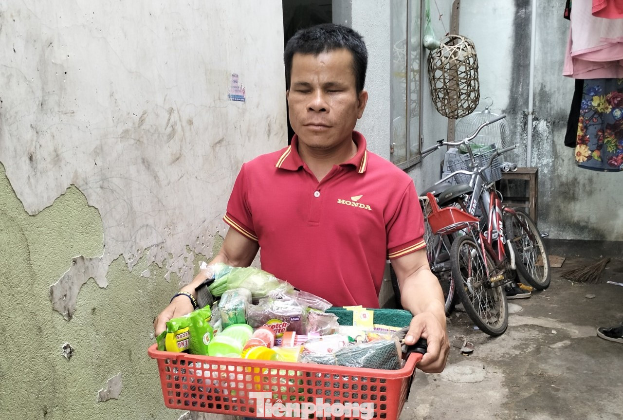 Anh Hà Văn Khiêm mưu sinh bằng nghề bán tăm, bông... Anh Hà Văn Khiêm mưu sinh bằng nghề bán tăm, bông...