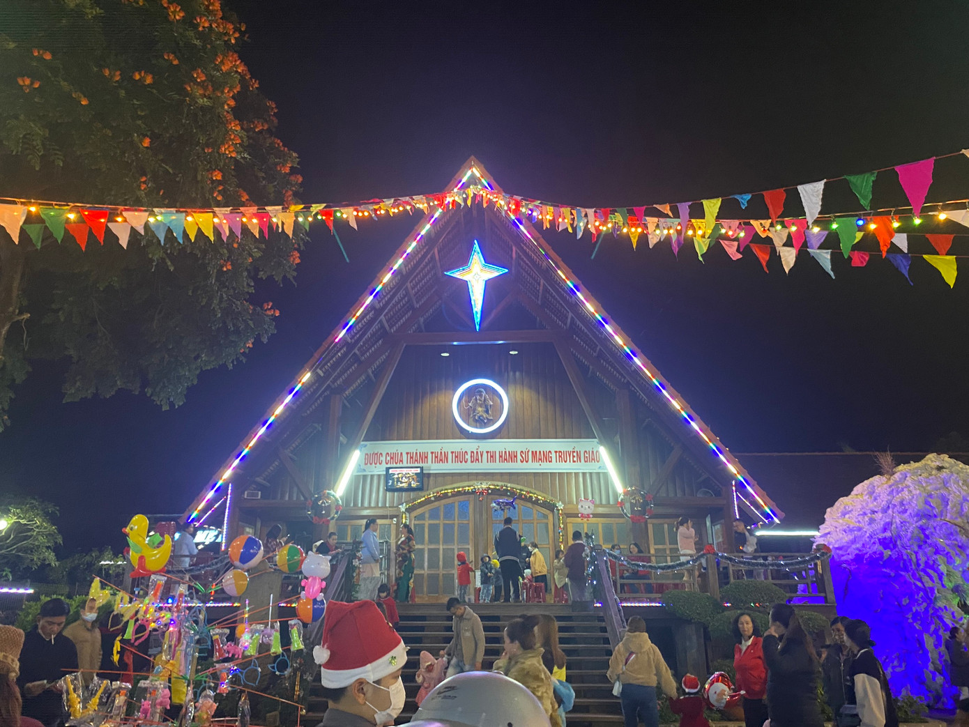 Các nhà thờ trang hoàng thật đặc sắc trong mùa Giáng sinh Các nhà thờ trang hoàng thật đặc sắc trong mùa Giáng sinh