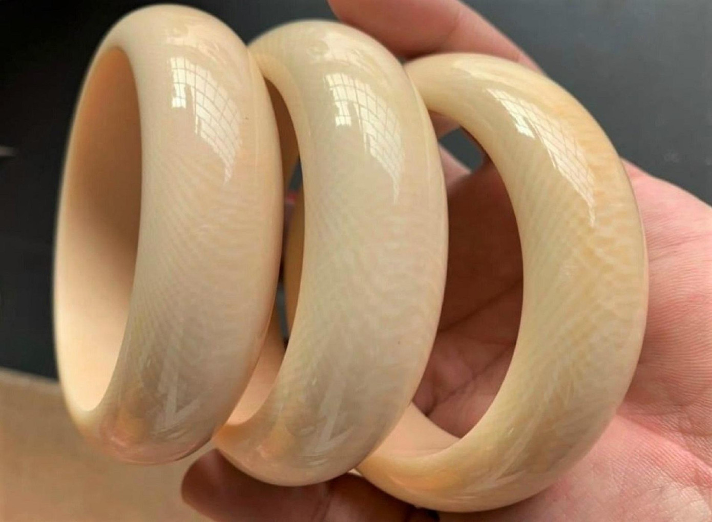 Vòng nghi được làm từ ngà voi được rao bán công khai Vòng nghi được làm từ ngà voi được rao bán công khai