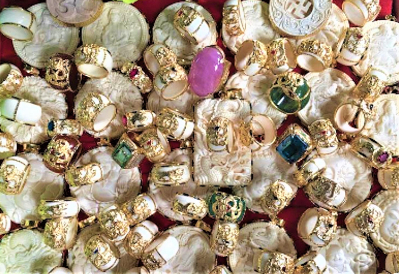 Nhiều sản phẩm được chế tác nghi từ ngà voi. Ảnh ENV Nhiều sản phẩm được chế tác nghi từ ngà voi. Ảnh ENV