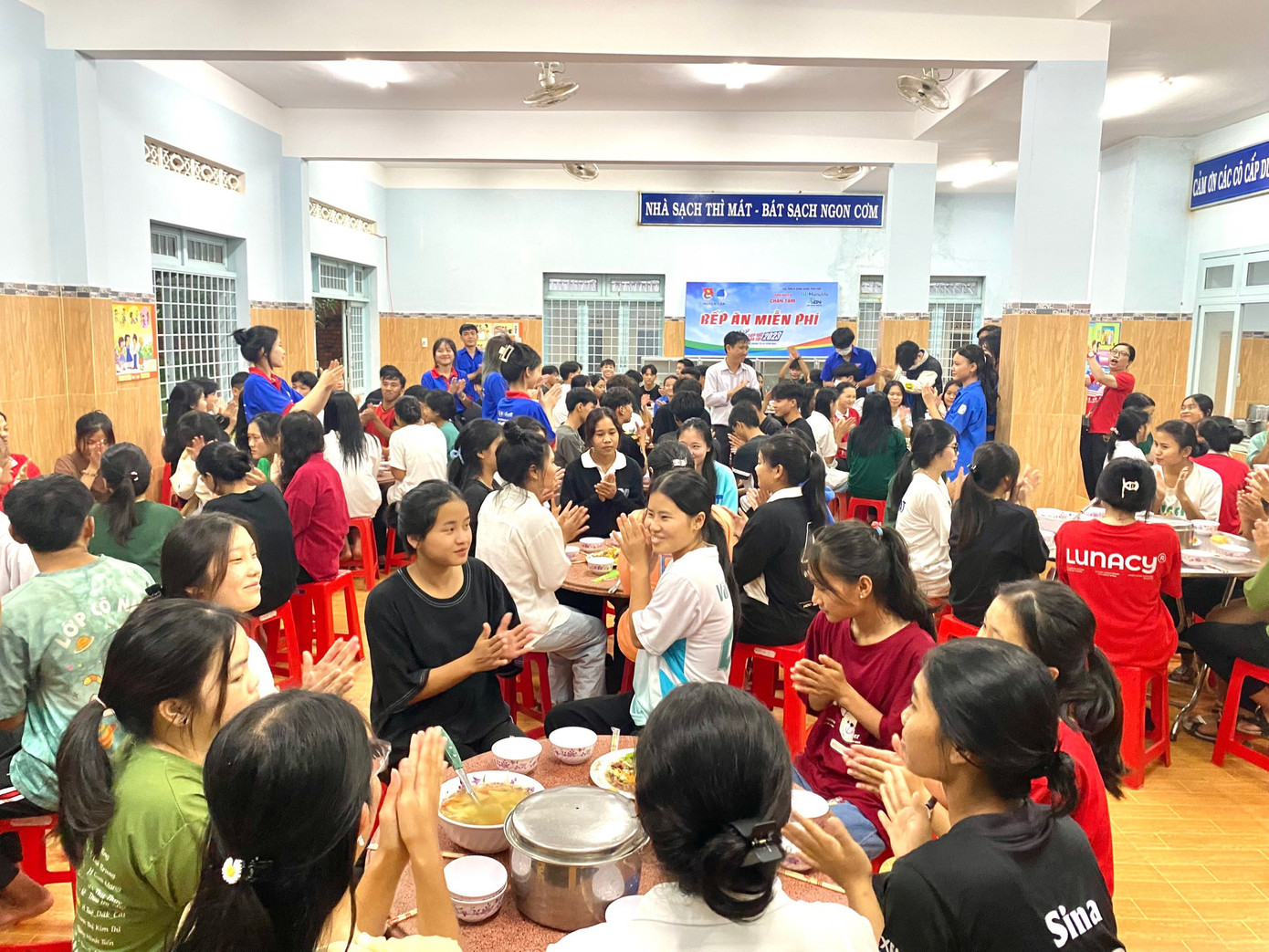 Những bữa cơm miễn phí ấm lòng thí sinh mùa thi Những bữa cơm miễn phí ấm lòng thí sinh mùa thi