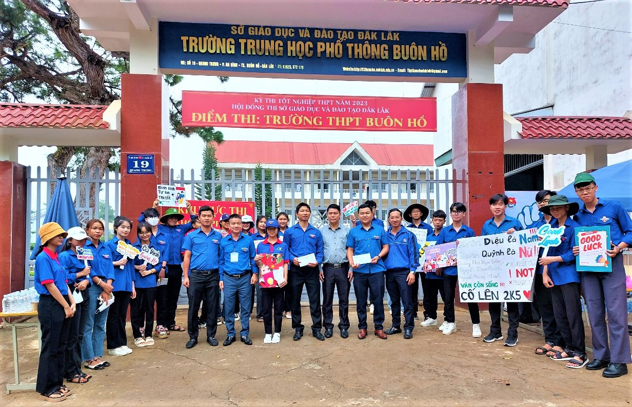 Các tình nguyện viên có mặt tại điểm thi, sẵn sàng hỗ trợ, tiếp sức thí sinh Các tình nguyện viên có mặt tại điểm thi, sẵn sàng hỗ trợ, tiếp sức thí sinh