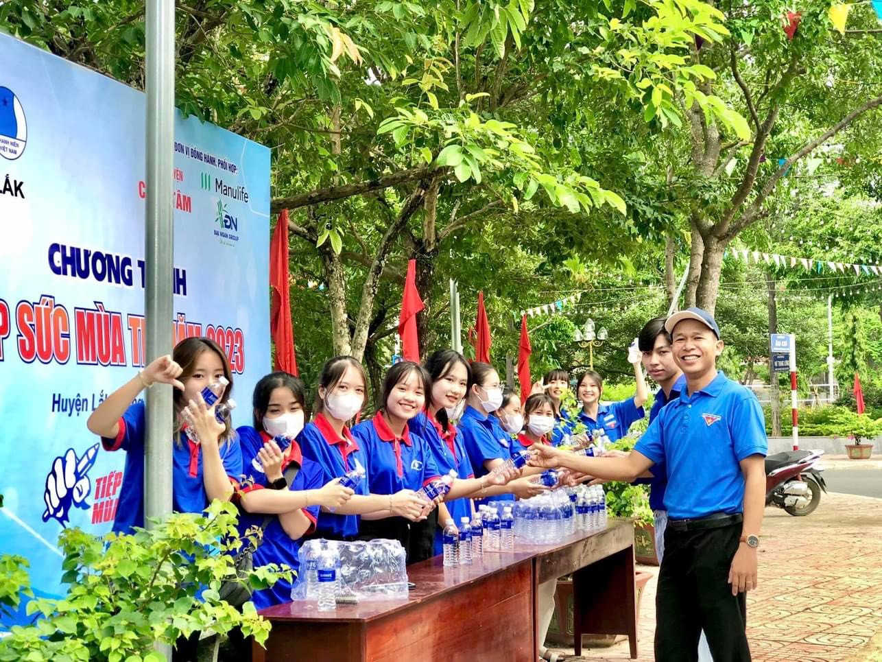 Tình nguyện viên tại huyện Lắk chuẩn bị nước, tiếp sức thí sinh Tình nguyện viên tại huyện Lắk chuẩn bị nước, tiếp sức thí sinh