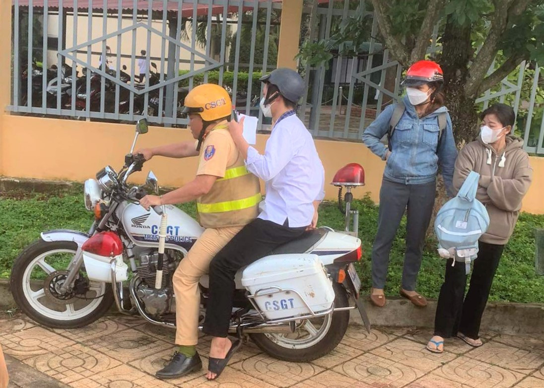 Nam sinh Cư M'gar được hỗ trợ đến điểm thi khác Nam sinh Cư M'gar được hỗ trợ đến điểm thi khác