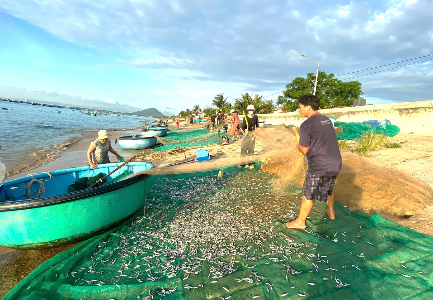 Người dân bắt đầu giũ lưới lấy cá. Người dân bắt đầu giũ lưới lấy cá.