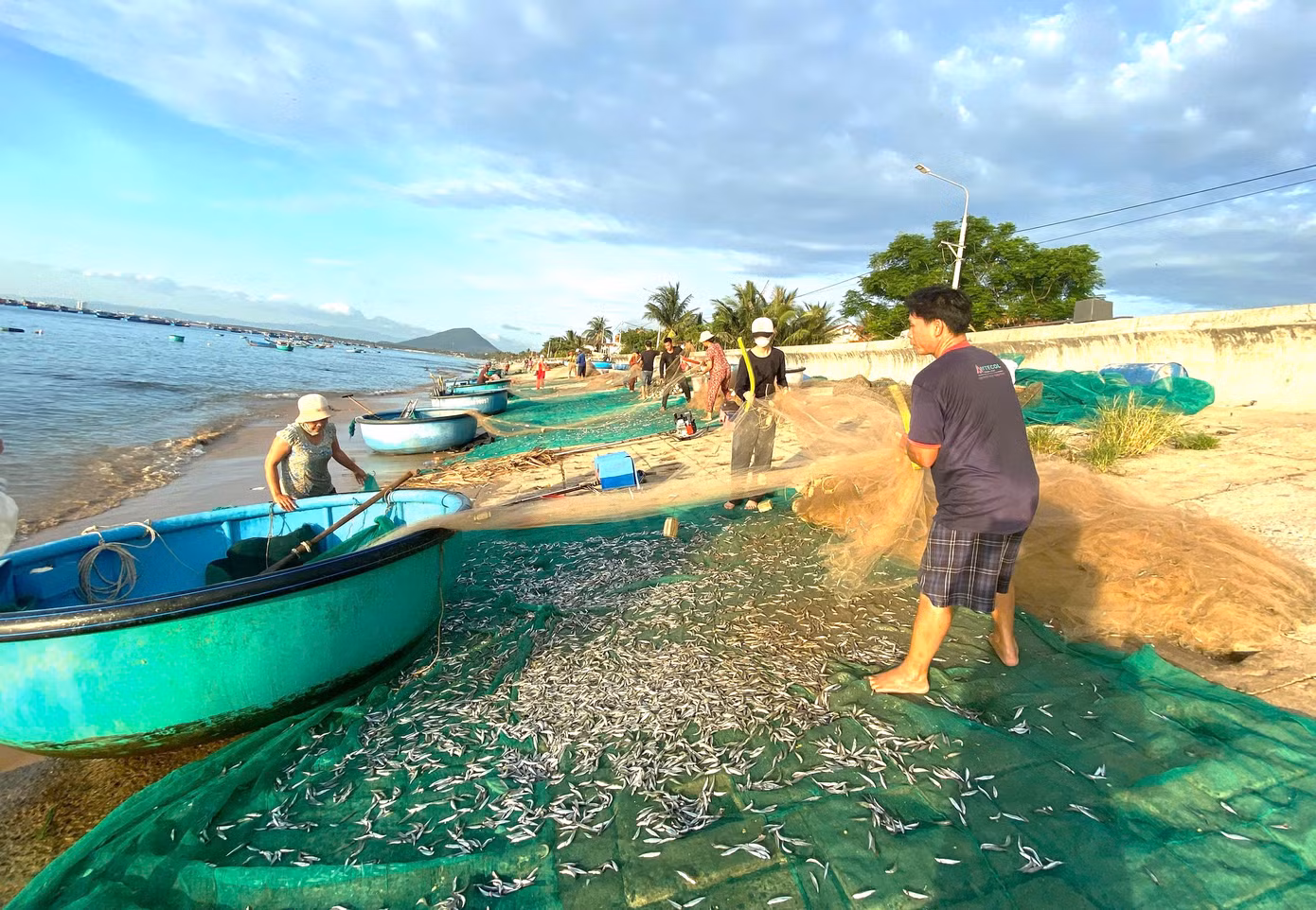 Người dân bắt đầu giũ lưới lấy cá. Người dân bắt đầu giũ lưới lấy cá.