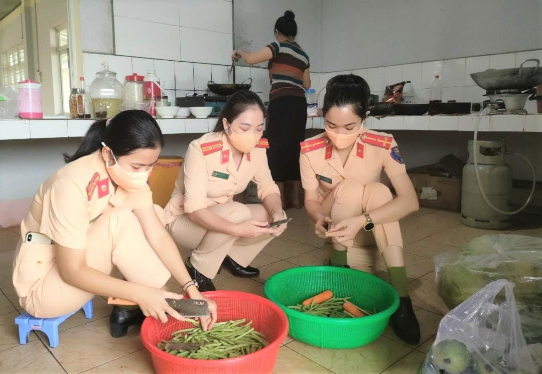 Nữ cảnh sát giao thông vào bếp nấu các suất cơm nghĩa tình