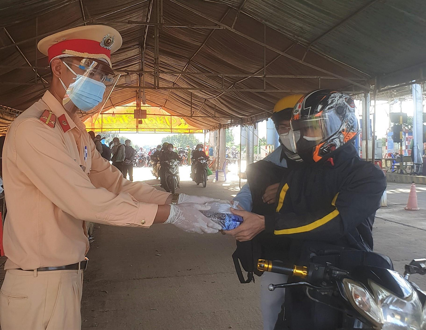 Cảnh sát giao thông đêm ngày làm nhiệm vụ tại Chốt kiểm soát dịch COVID-19 Cai Chanh