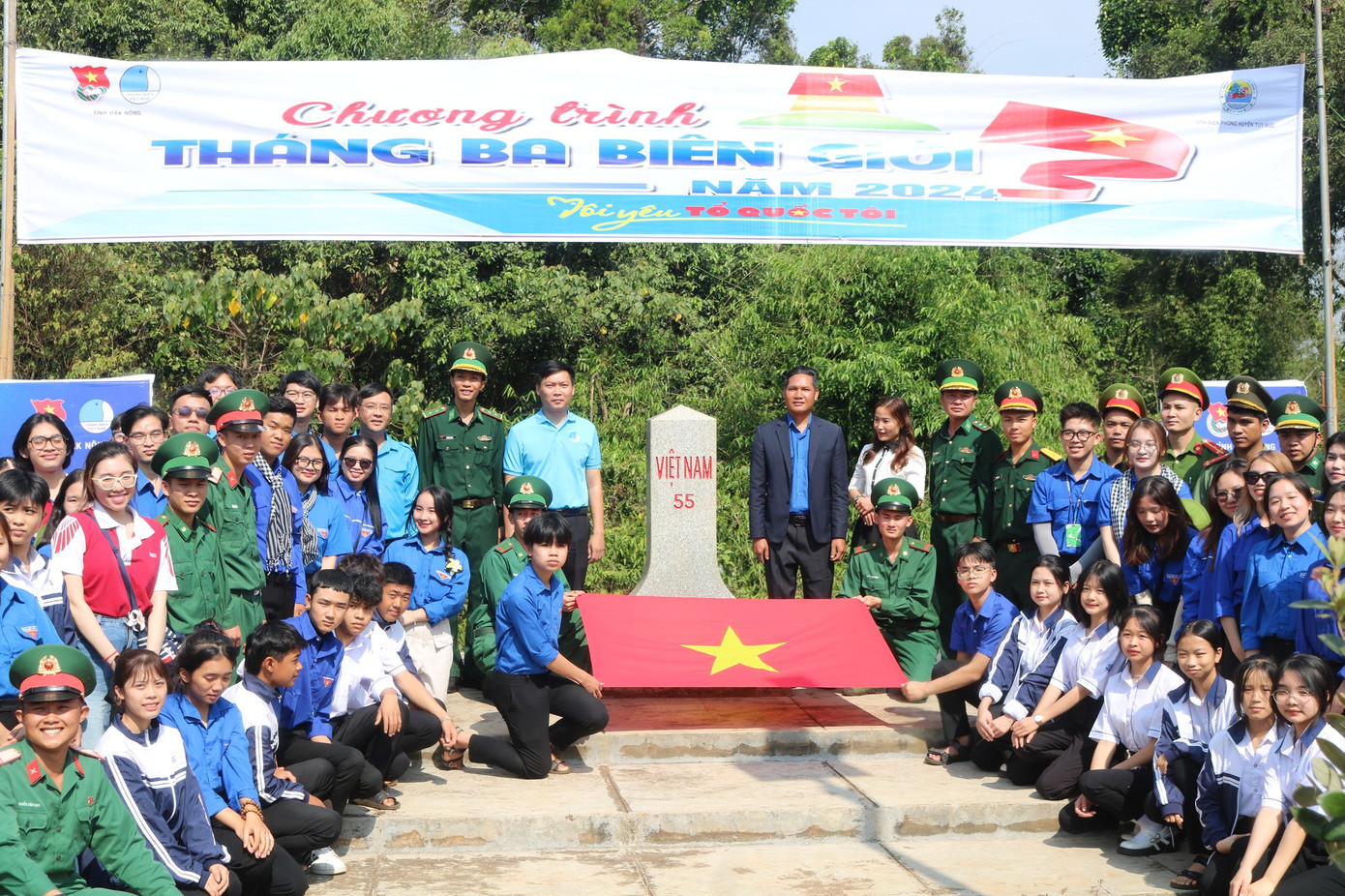 Đoàn viên thanh niên tham quan cột mốc biên giới Đoàn viên thanh niên tham quan cột mốc biên giới