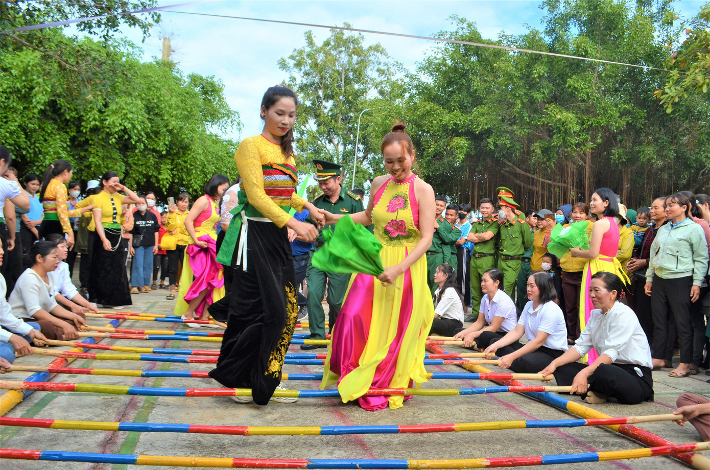 Hoạt động vui chơi thu hút đông đảo cán bộ, chiến sĩ và nhân dân tham gia Hoạt động vui chơi thu hút đông đảo cán bộ, chiến sĩ và nhân dân tham gia
