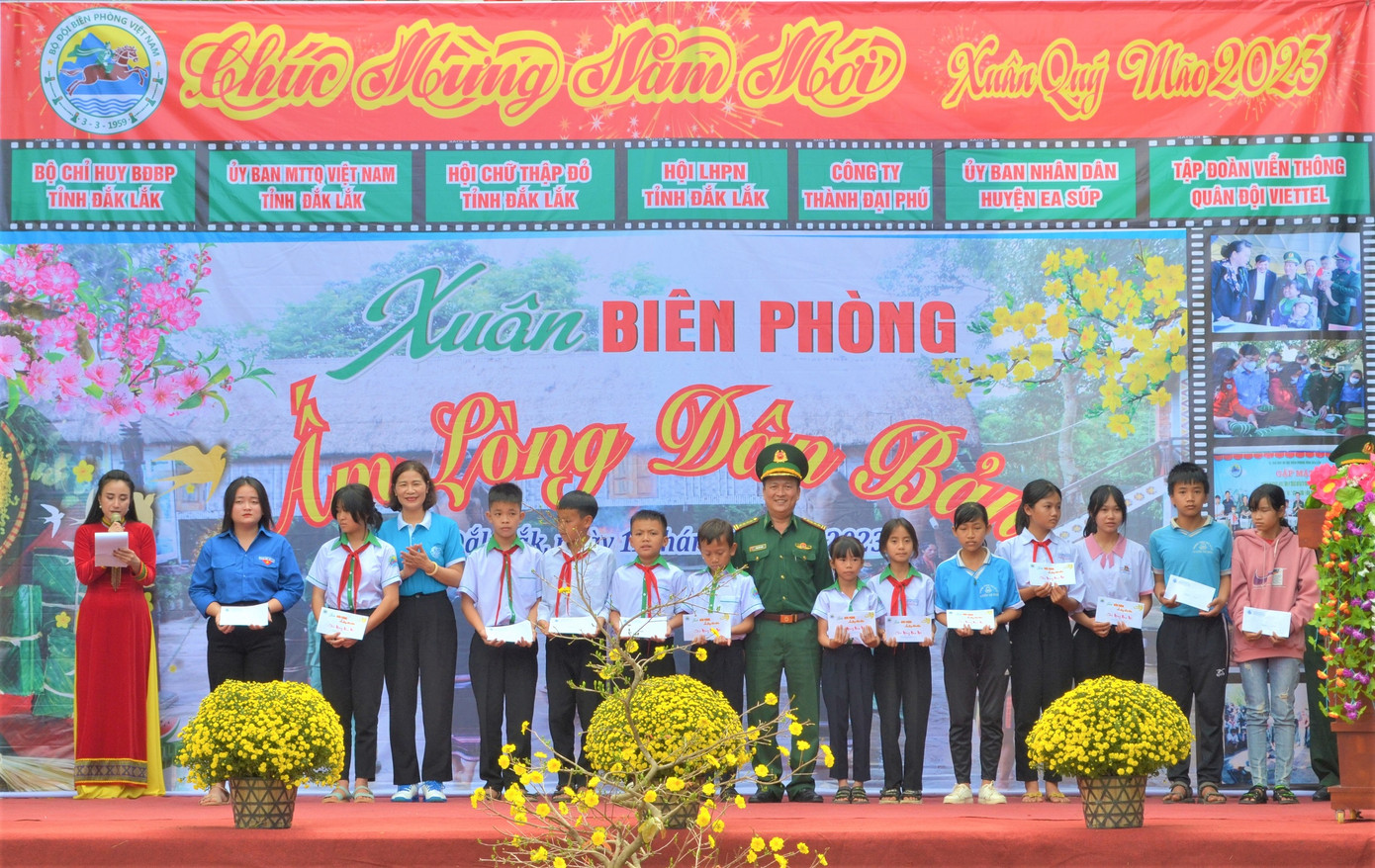 Đại diện các đơn vị trao học bổng cho các em học sinh có hoàn cảnh đặc biệt khó khăn Đại diện các đơn vị trao học bổng cho các em học sinh có hoàn cảnh đặc biệt khó khăn