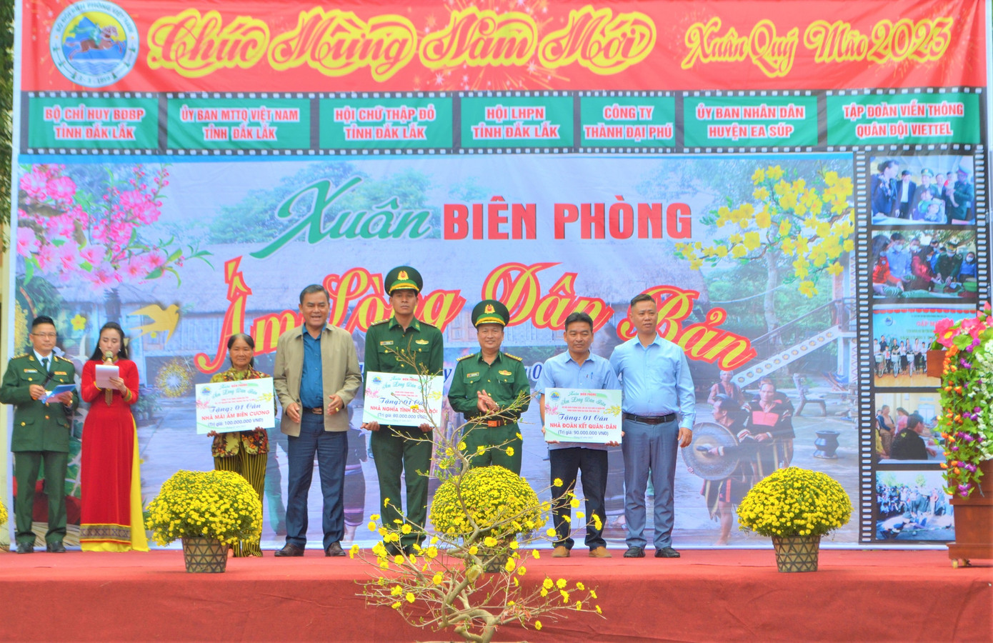 Đại diện lãnh đạo các đơn vị trao biển tượng trưng 3 ngôi nhà cho các hoàn cảnh khó khăn Đại diện lãnh đạo các đơn vị trao biển tượng trưng 3 ngôi nhà cho các hoàn cảnh khó khăn