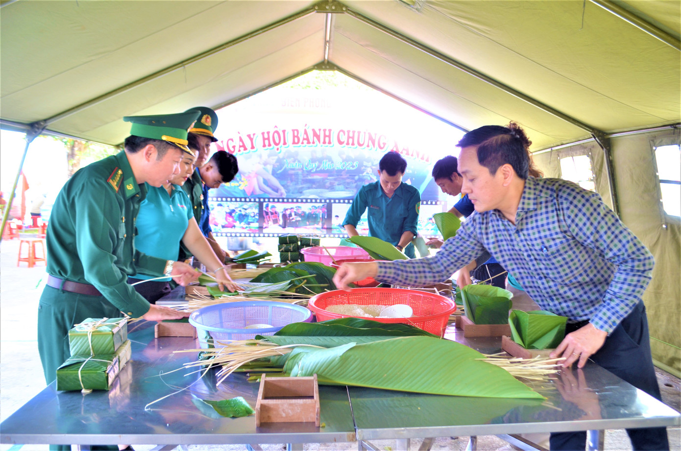 Hoạt động gói bánh chưng tại chương trình Hoạt động gói bánh chưng tại chương trình