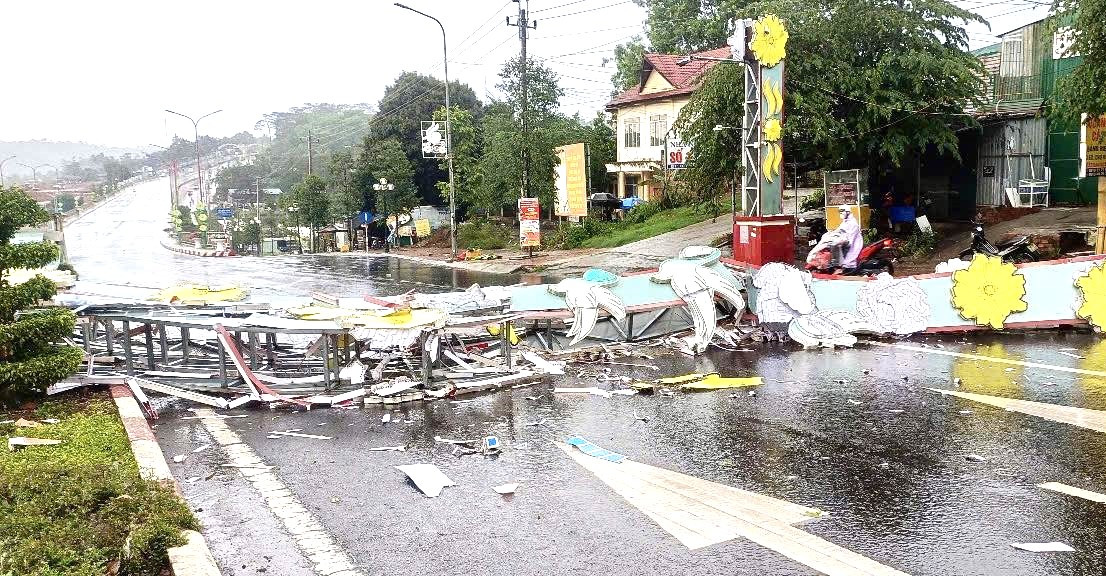 Một bảng hiệu bị ngã đổ sau cơn mưa