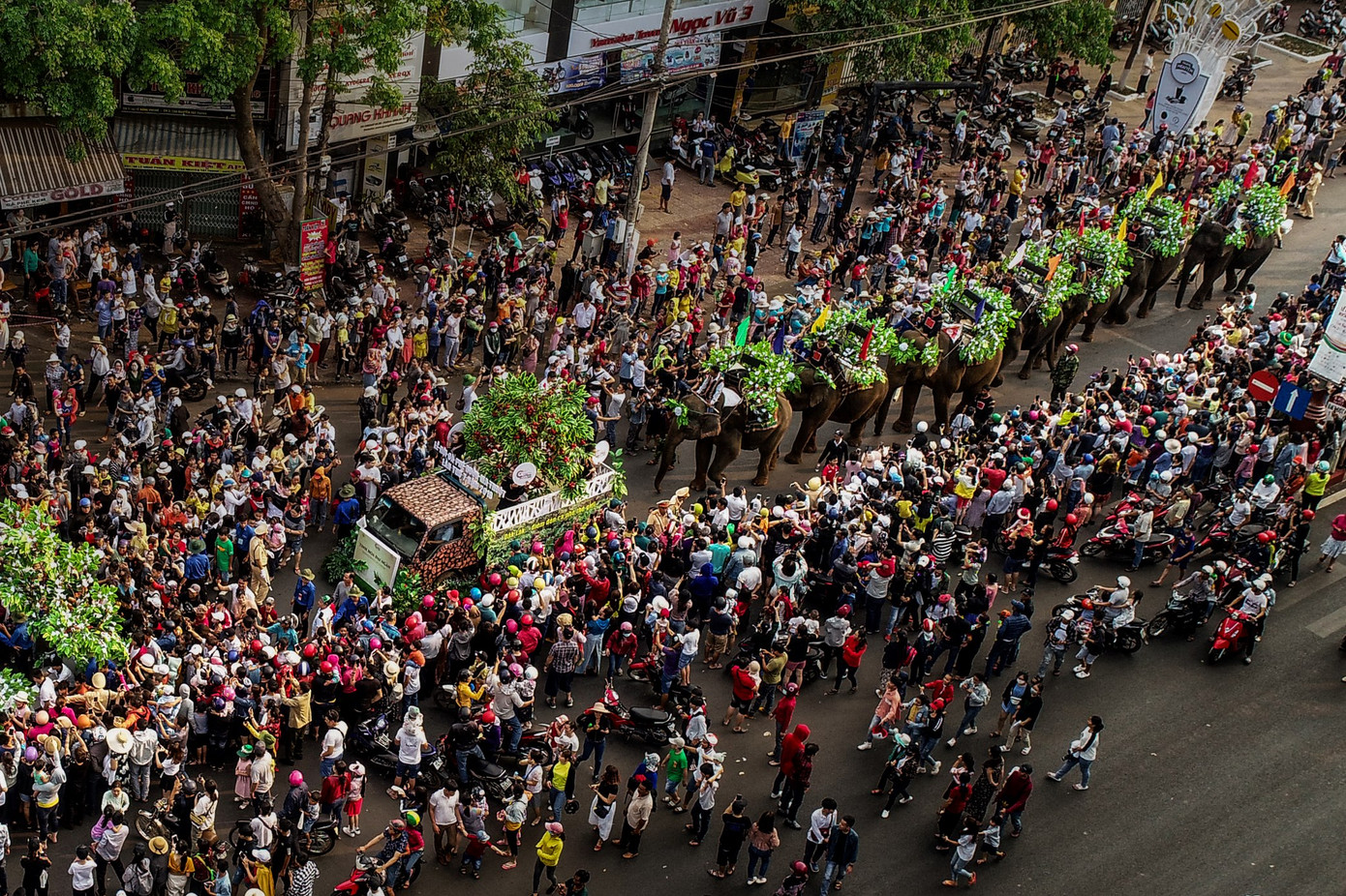 Thành phố Buôn Ma Thuột thu hút đông đảo du khách thông qua nhiều hoạt động đặc sắc. Ảnh: Vũ Duy Thanh.