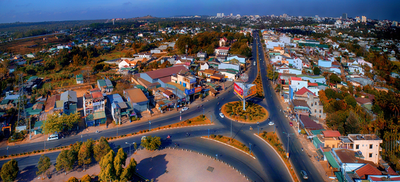 Buôn Ma Thuột vừa mang dáng dấp hiện đại, vừa phủ màu truyền thống. Ảnh: Vũ Duy Thanh.