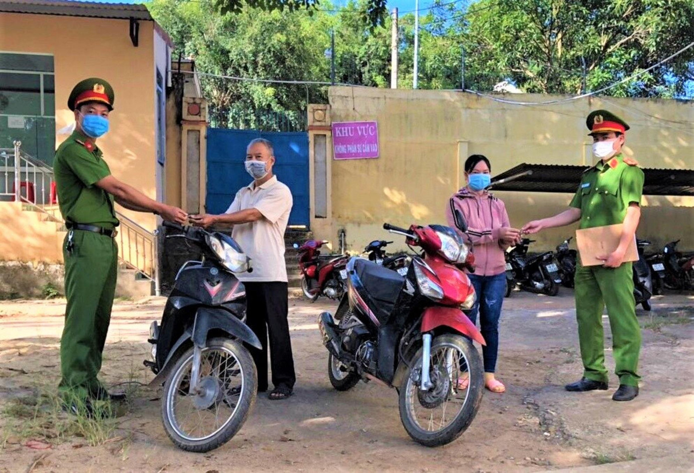 Công an huyện Cư Jút trao trả tài sản cho người bị mất trộm Công an huyện Cư Jút trao trả tài sản cho người bị mất trộm