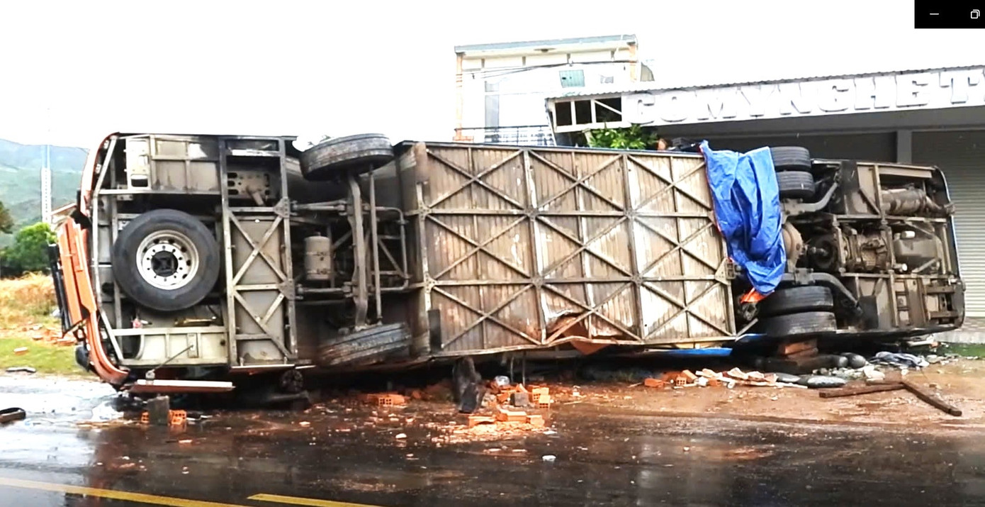 Hiện trường chiếc xe khách bị lật Hiện trường chiếc xe khách bị lật