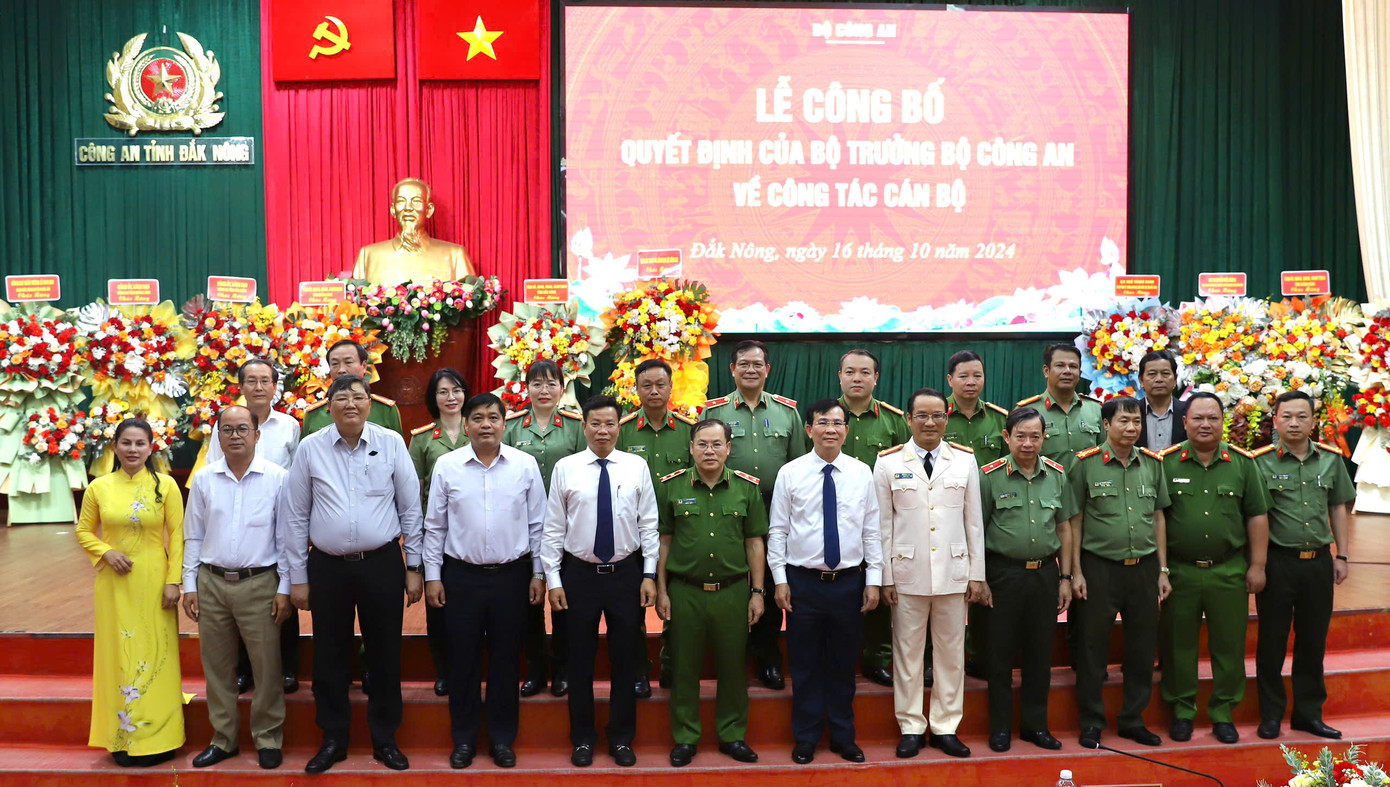 Các lãnh đạo, đại biểu chụp hình lưu niệm với đại tá Hồ Song Ân Các lãnh đạo, đại biểu chụp hình lưu niệm với đại tá Hồ Song Ân