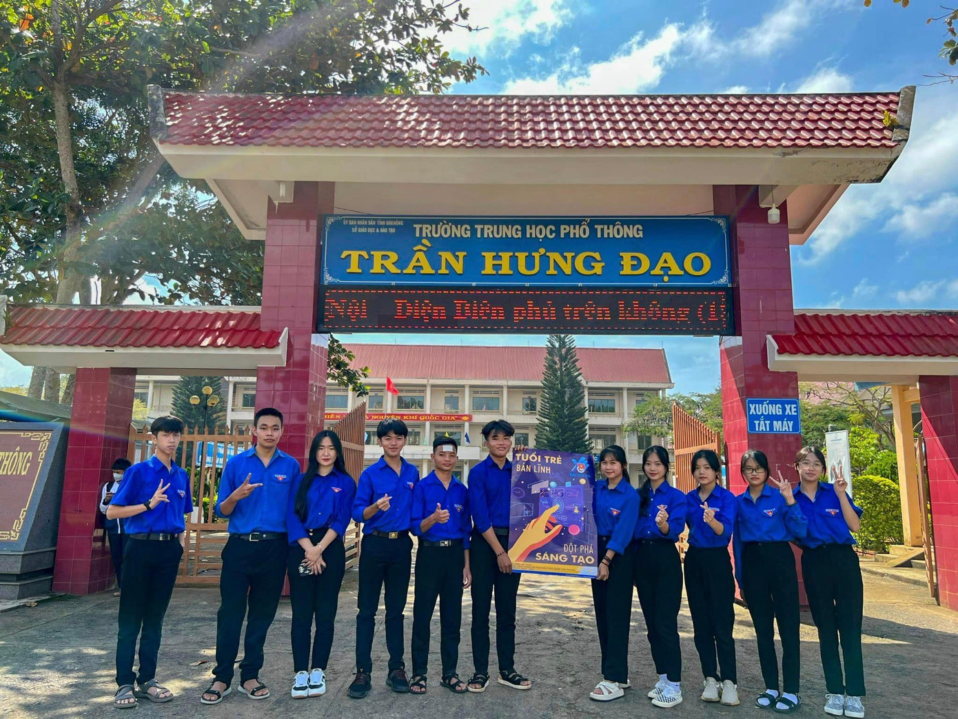 Các bạn học sinh trong màu áo xanh cùng khẩu hiệu hành động của tuổi trẻ Các bạn học sinh trong màu áo xanh cùng khẩu hiệu hành động của tuổi trẻ