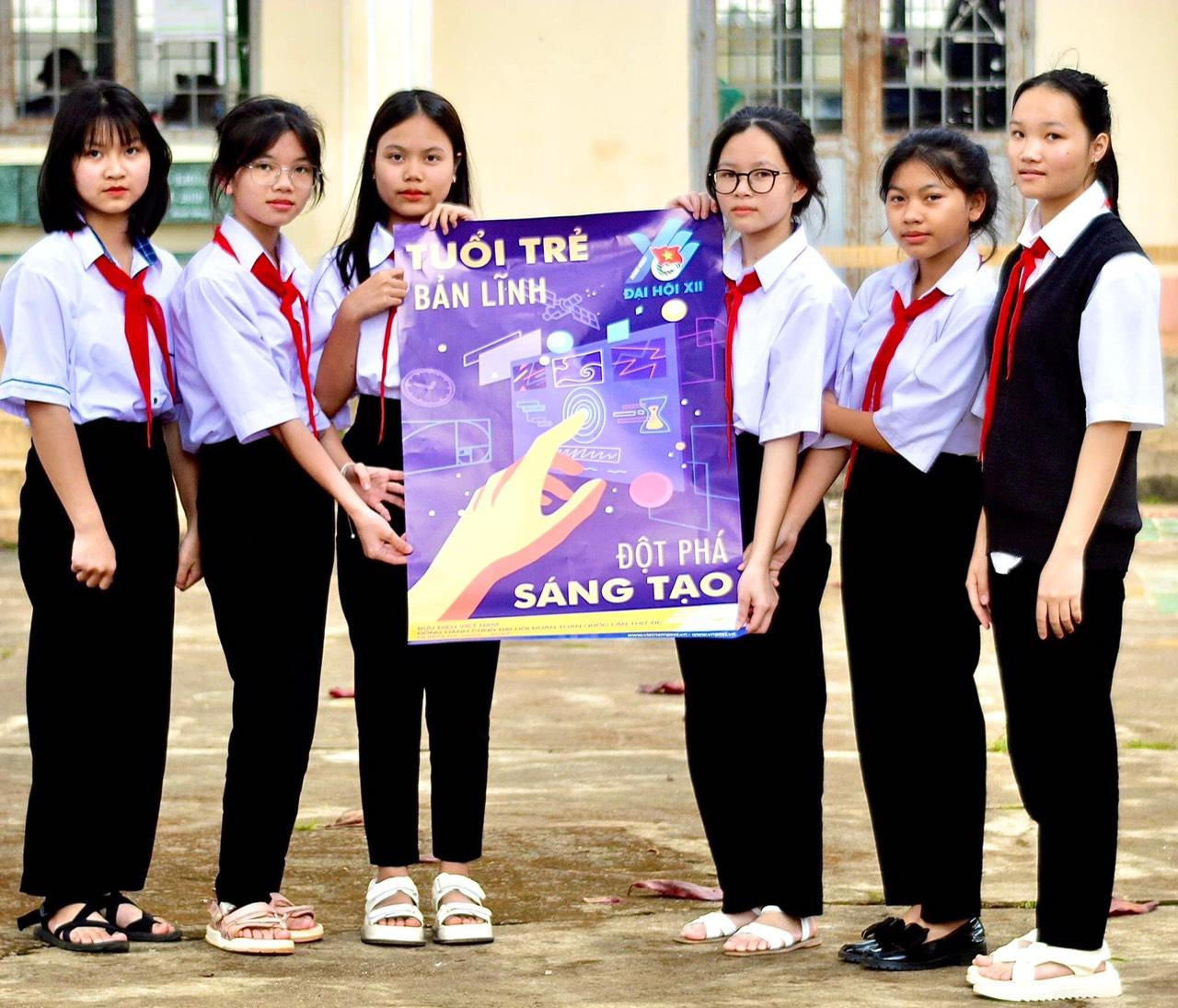 Các nữ sinh Đắk Nông chụp ảnh lưu niệm Các nữ sinh Đắk Nông chụp ảnh lưu niệm