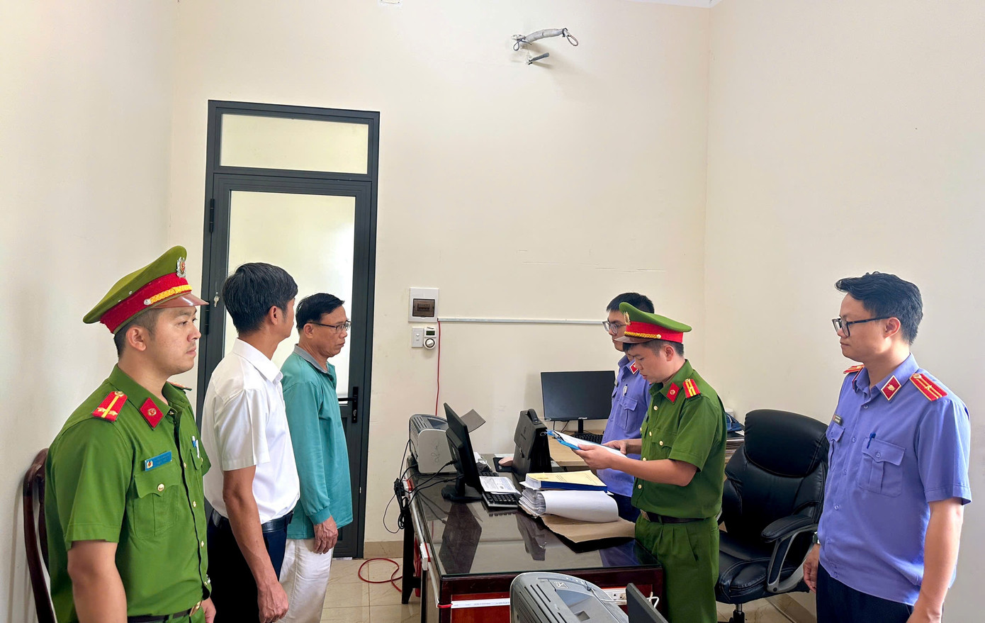 Cơ quan tiến hành tố tụng tống đạt các quyết định khởi tố 2 bị can