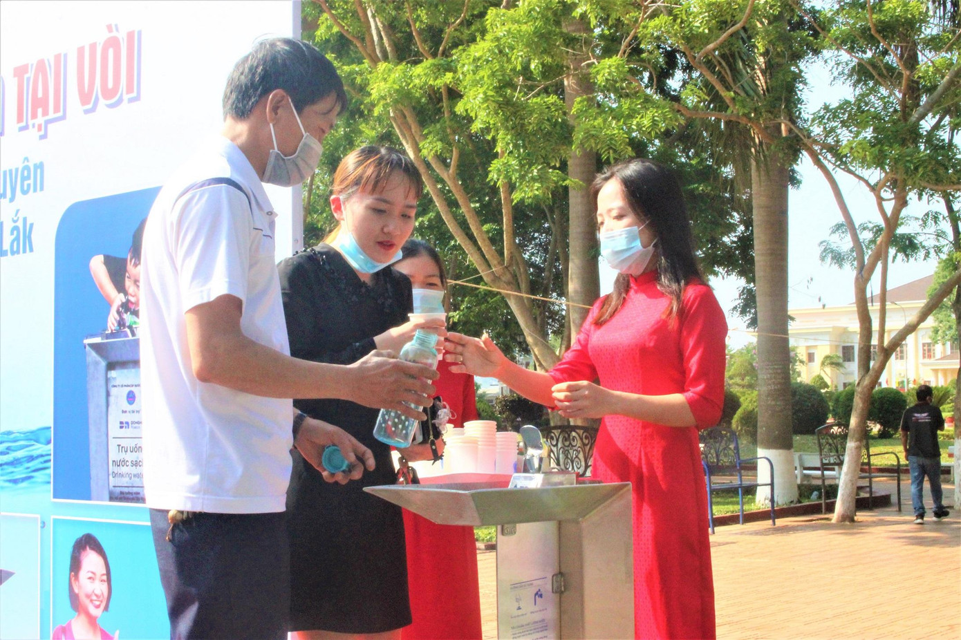 Người dùng có thể lấy nước vào chai mang đi