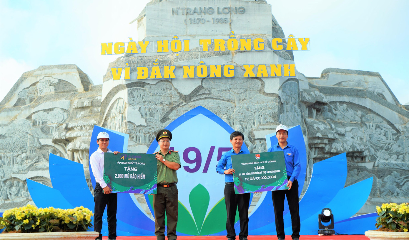 Các đơn vị tặng cây xanh và mũ bảo hiểm cho tỉnh Đắk Nông Các đơn vị tặng cây xanh và mũ bảo hiểm cho tỉnh Đắk Nông