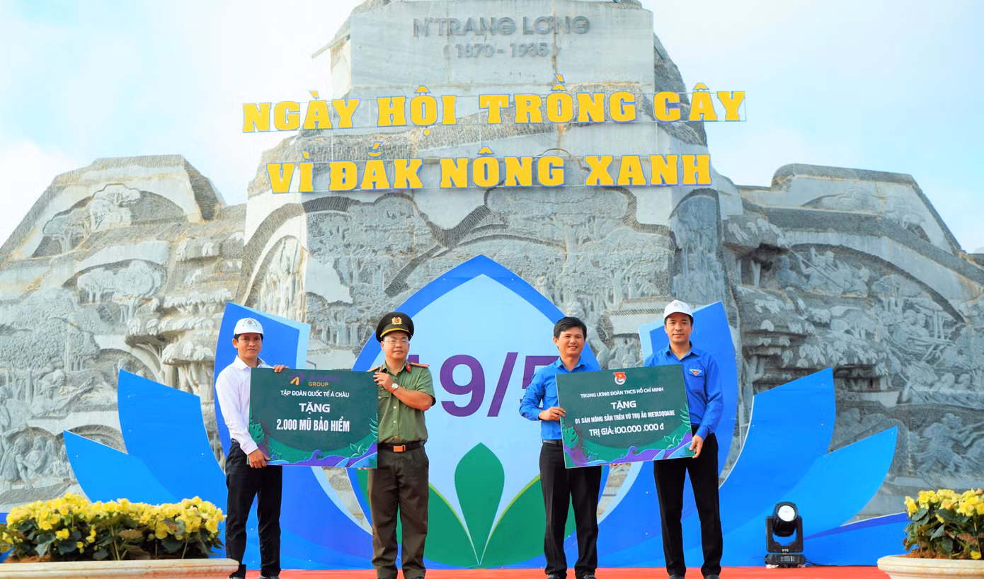 Các đơn vị tặng cây xanh và mũ bảo hiểm cho tỉnh Đắk Nông