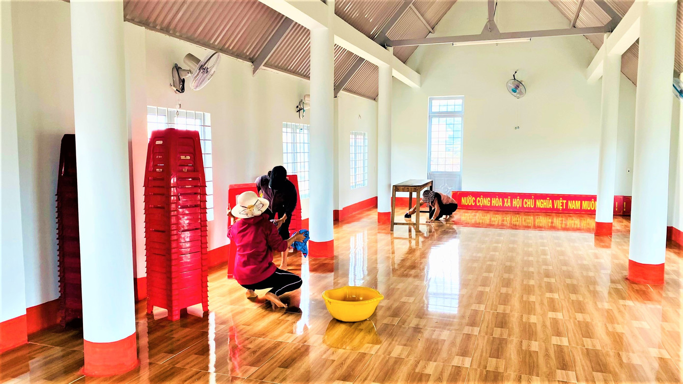 Bên trong nhà cộng đồng được lau chùi sạch bóng Bên trong nhà cộng đồng được lau chùi sạch bóng