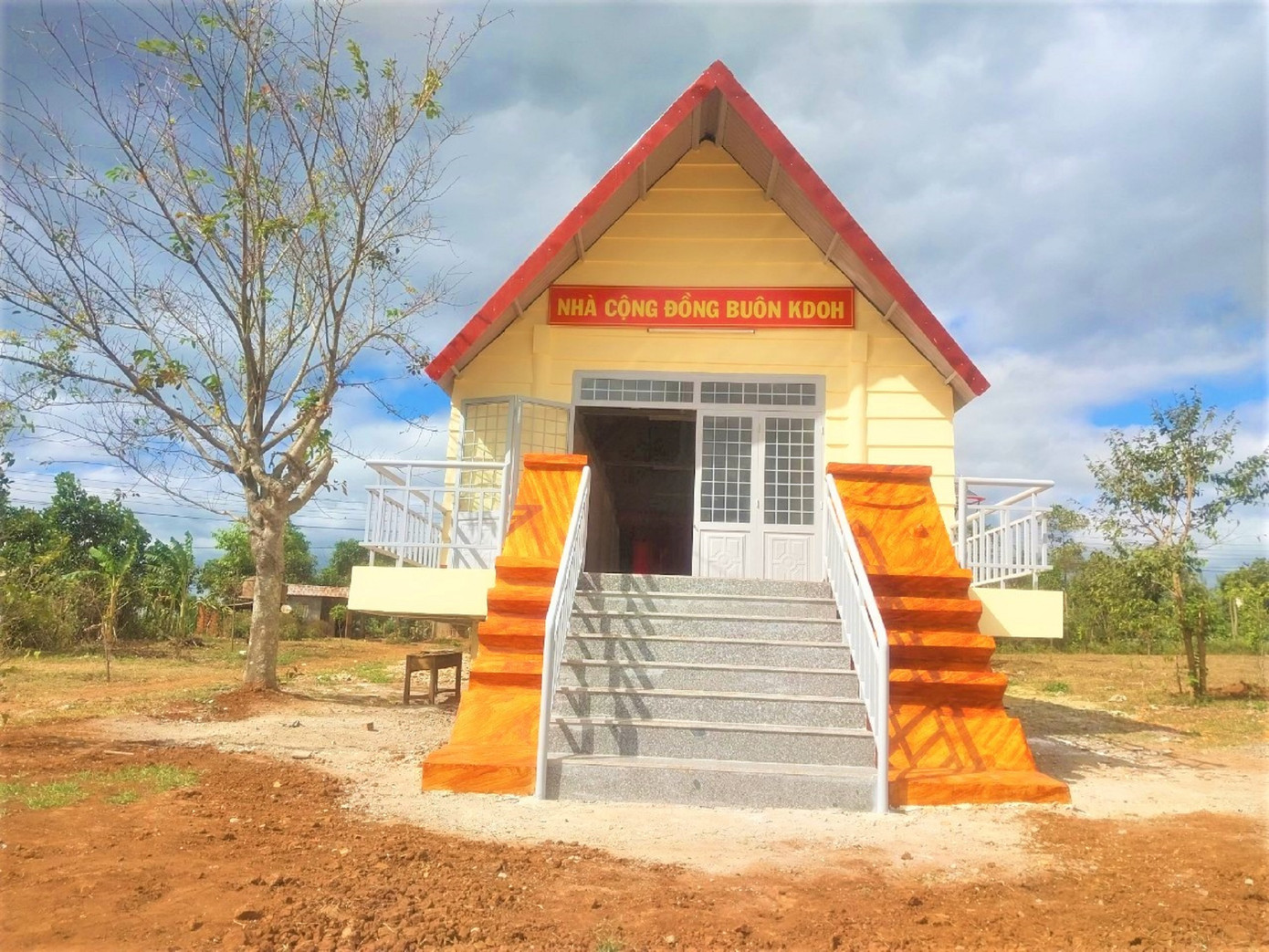 Nhà cộng đồng buôn Kdoh với điểm nhấn đôi cầu thang mang đậm dấu ấn của người Êđê Nhà cộng đồng buôn Kdoh với điểm nhấn đôi cầu thang mang đậm dấu ấn của người Êđê