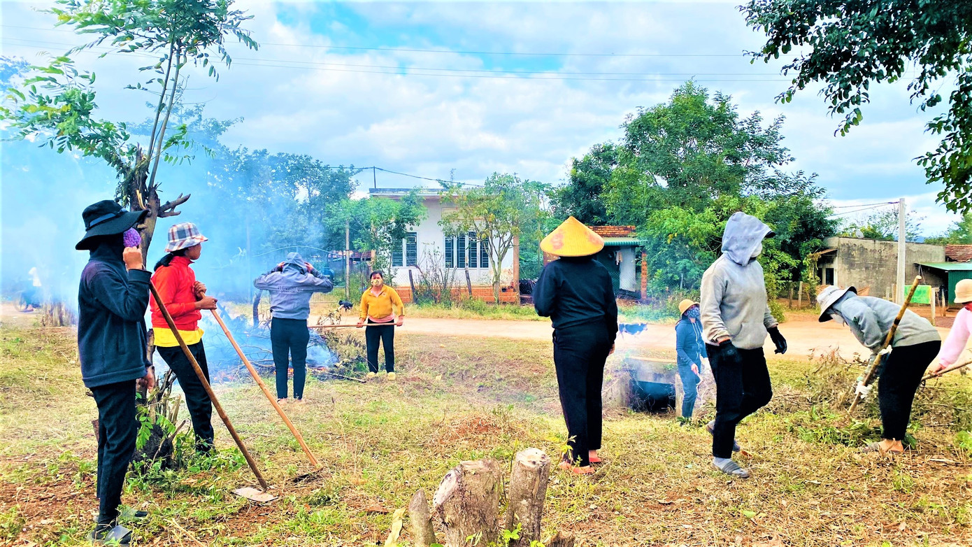 Dù đang vụ thu hoạch cà phê, song bà con thu xếp tham gia dọn dẹp chuẩn bị cho lễ khánh thành nhà cộng đồng. Dù đang vụ thu hoạch cà phê, song bà con thu xếp tham gia dọn dẹp chuẩn bị cho lễ khánh thành nhà cộng đồng.