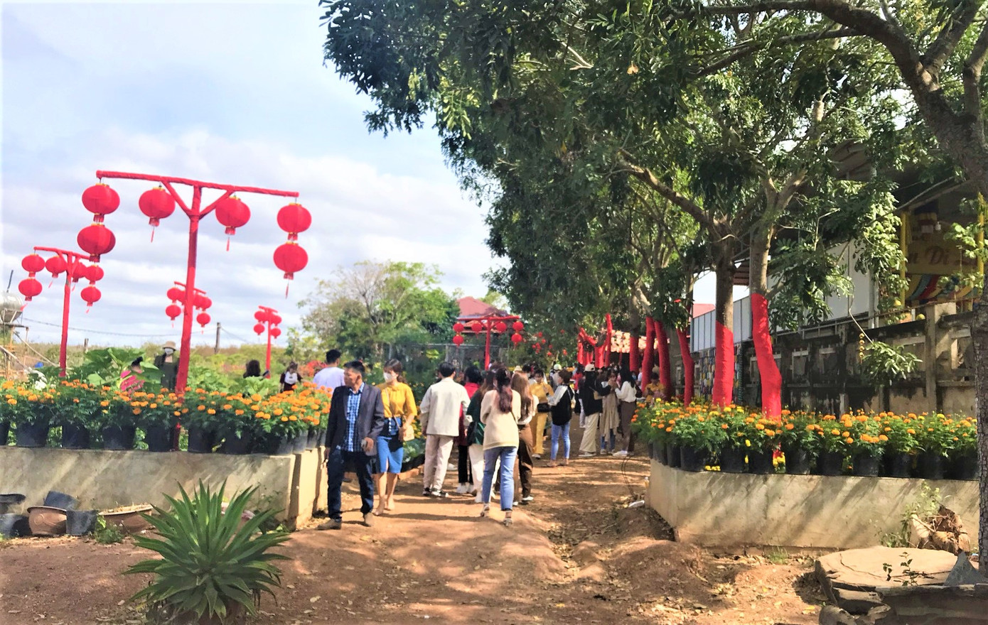 Bên trong Niệm phật đường còn trang trí rất nhiều loại hoa, tiểu cảnh để người dân tham quan Bên trong Niệm phật đường còn trang trí rất nhiều loại hoa, tiểu cảnh để người dân tham quan