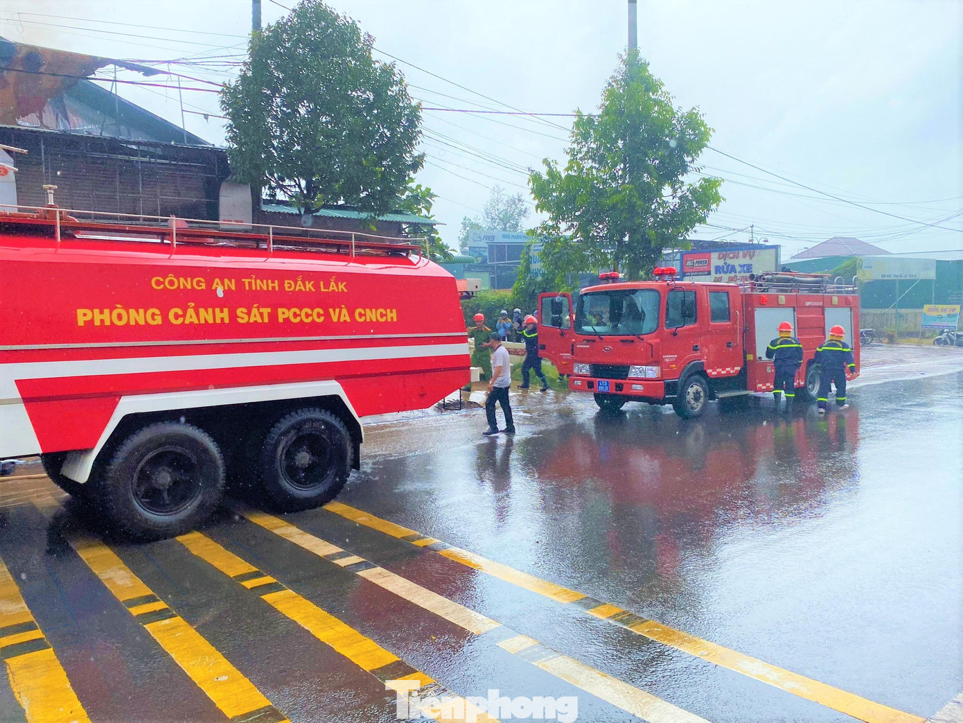 Lực lượng chức năng đang nỗ lực dập tắt đám cháy, tránh lây lan sang khu vực liền kề.