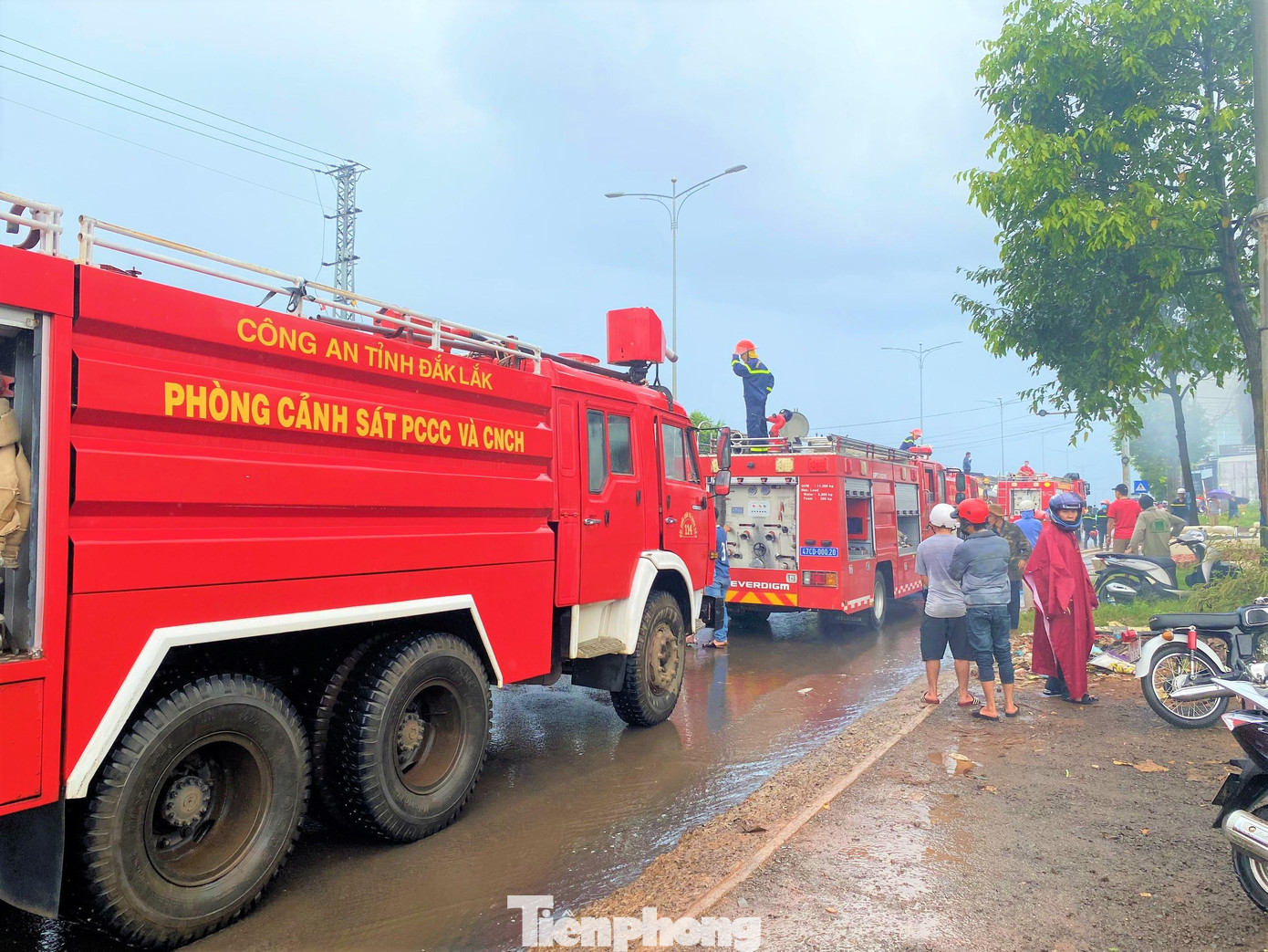 Ngay sau đó, hàng trăm cán bộ chiến sĩ Phòng Cảnh sát phòng cháy, chữa cháy và cứu nạn, cứu hộ Công an tỉnh Đắk Lắk cùng các đơn vị nghiệp vụ liên quan đã có mặt triển khai các phương án chữa cháy. Có khoảng 8 xe cứu hỏa được đưa đến hiện trường để dập lửa.