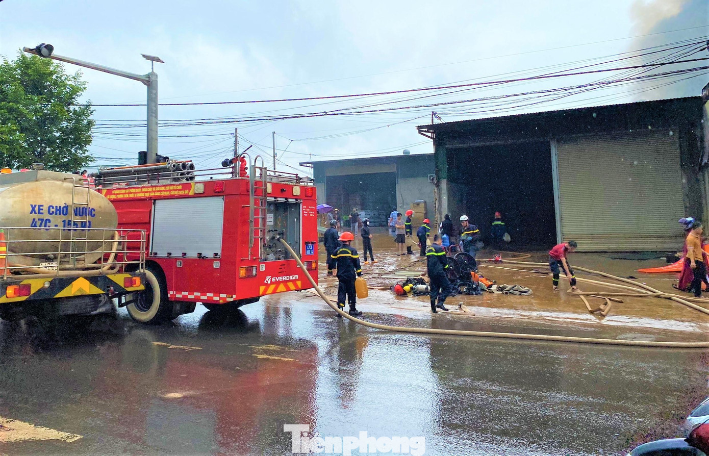 Lực lượng công an dầm mưa cứu hộ, dập tắt đám cháy