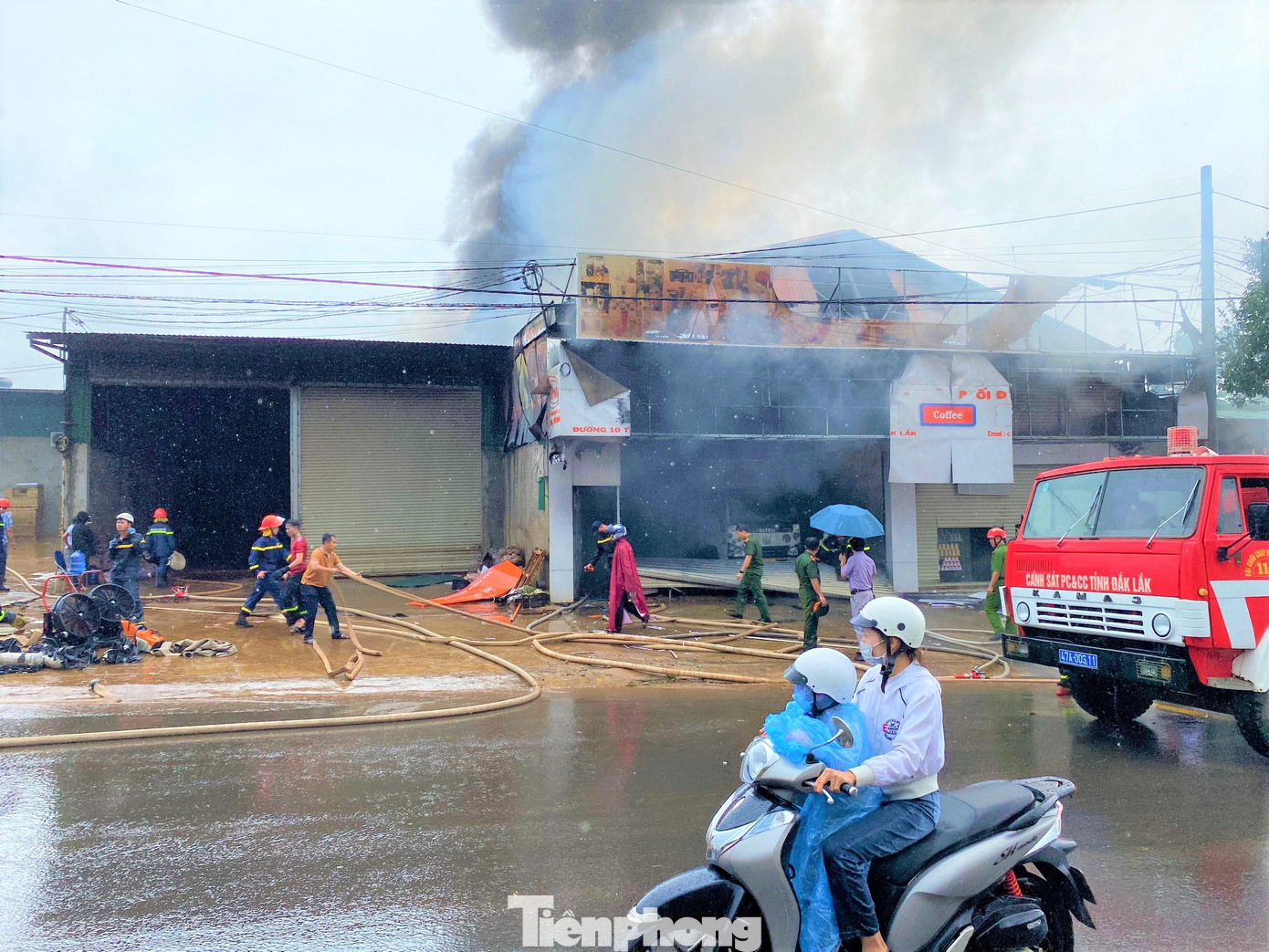 Sáng 23/10, một cơ sở kinh doanh đồ nhựa quy mô lớn trên đường 10-13 (đường tránh phía Tây TP Buôn Ma Thuột, Đắk Lắk), thuộc thôn 1, xã Cư Êbur xảy ra vụ cháy lớn.