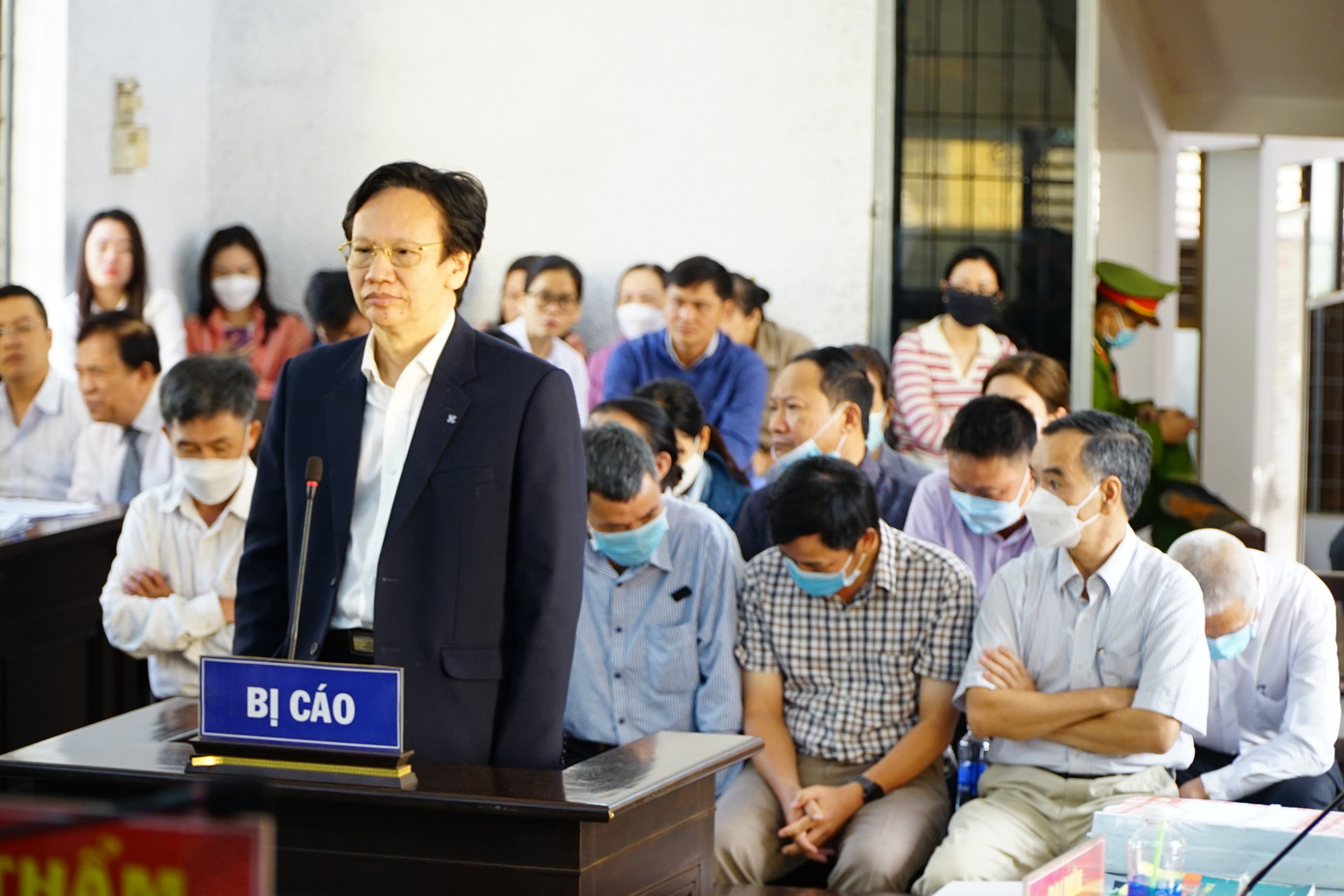 Bị cáo Doãn Hữu Long trước bục khai báo Bị cáo Doãn Hữu Long trước bục khai báo