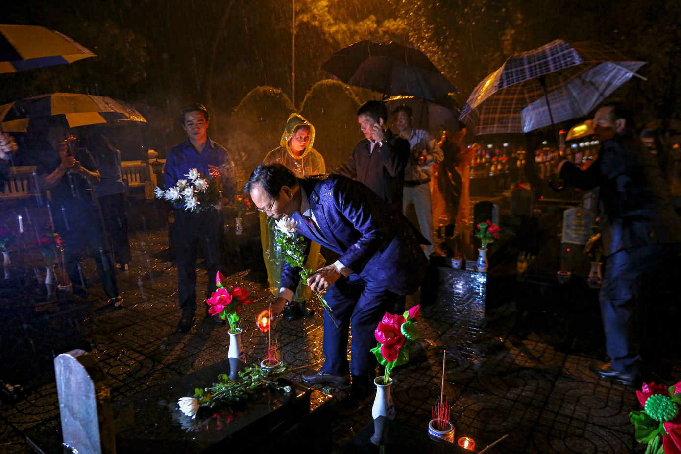 Lễ dâng hương, thắp nến tri ân dưới trời mưa