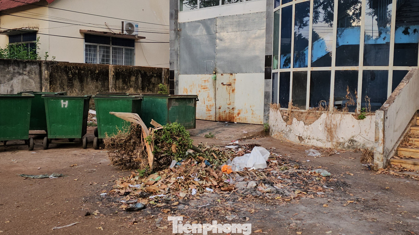 Một bãi rác ngay trước sân trụ sở.