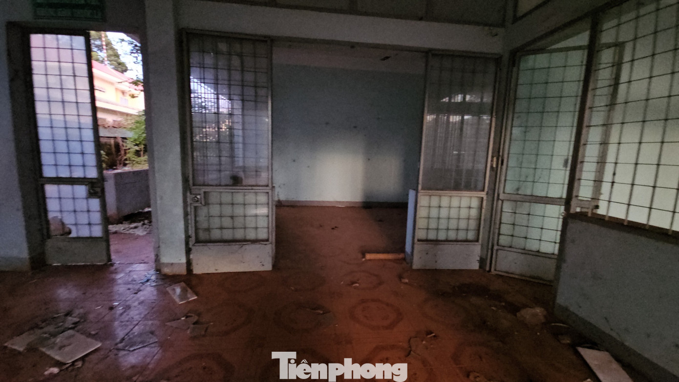 Gạch, kính bị vỡ nằm ngổn ngang dưới nền.