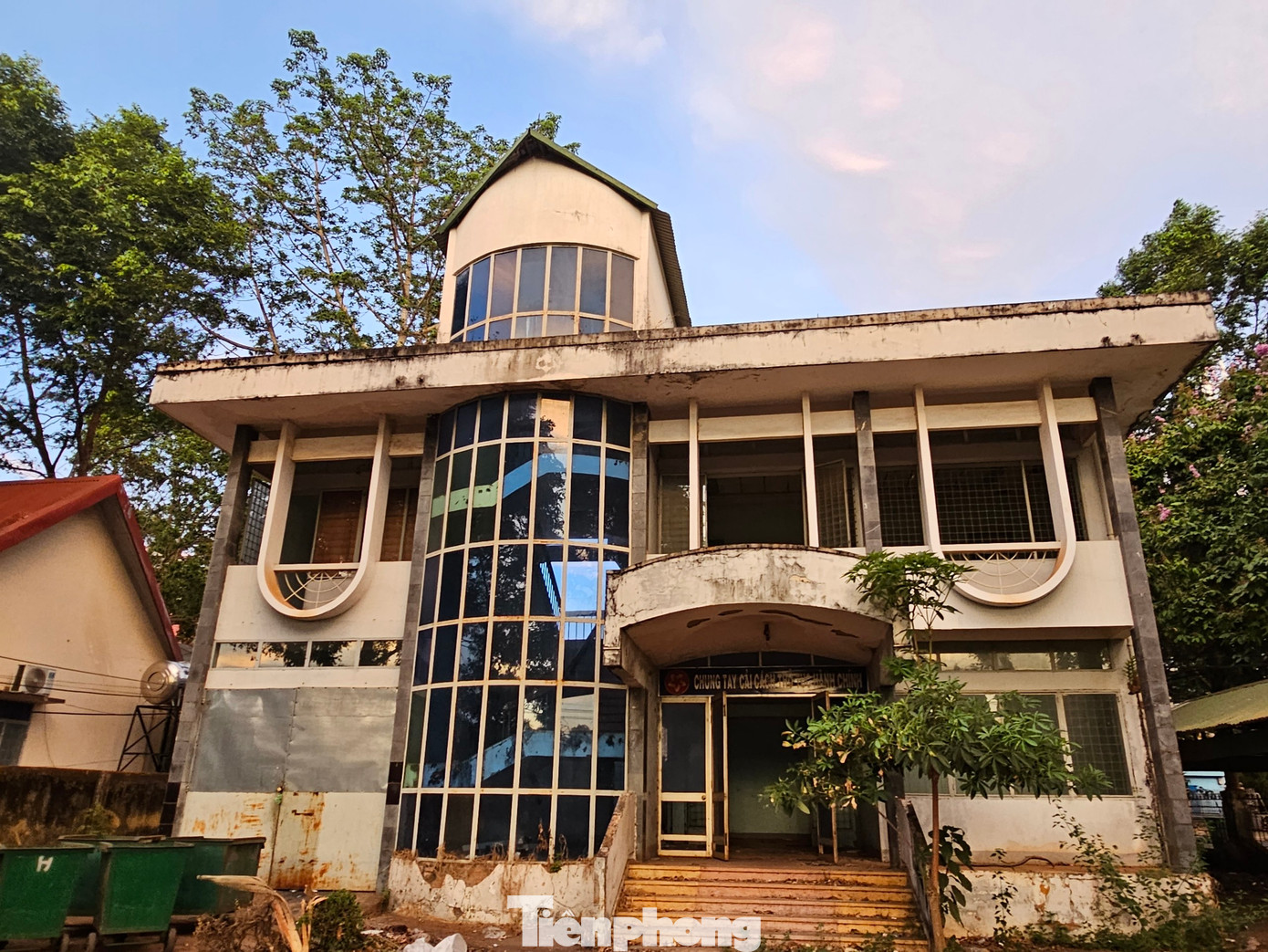 Trụ sở đã có dấu hiệu xuống cấp.