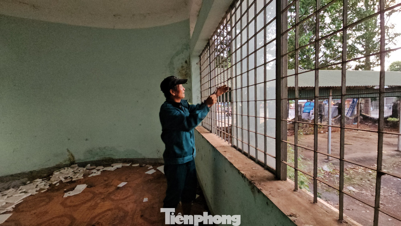 Nhiều tấm kính cửa bị vỡ.