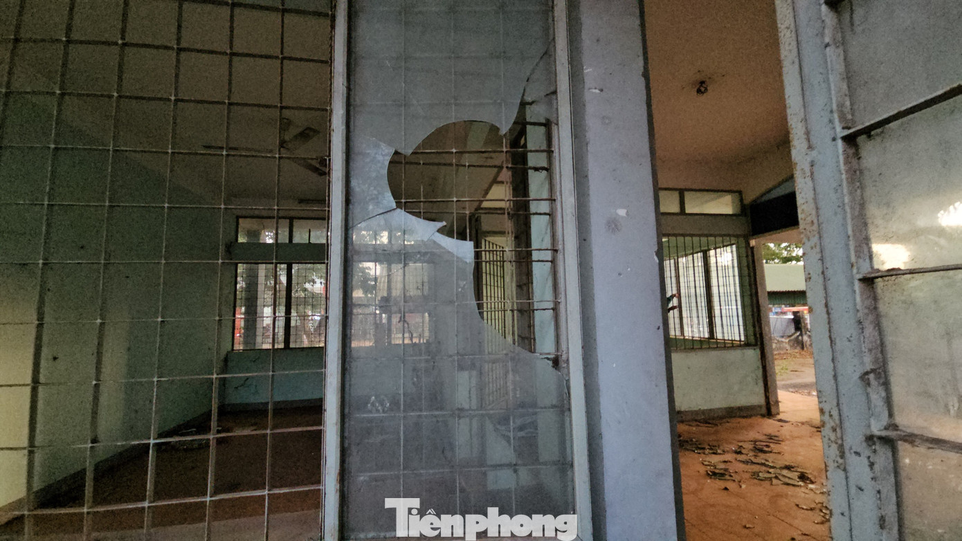 Cửa kính bị vỡ nham nhở.