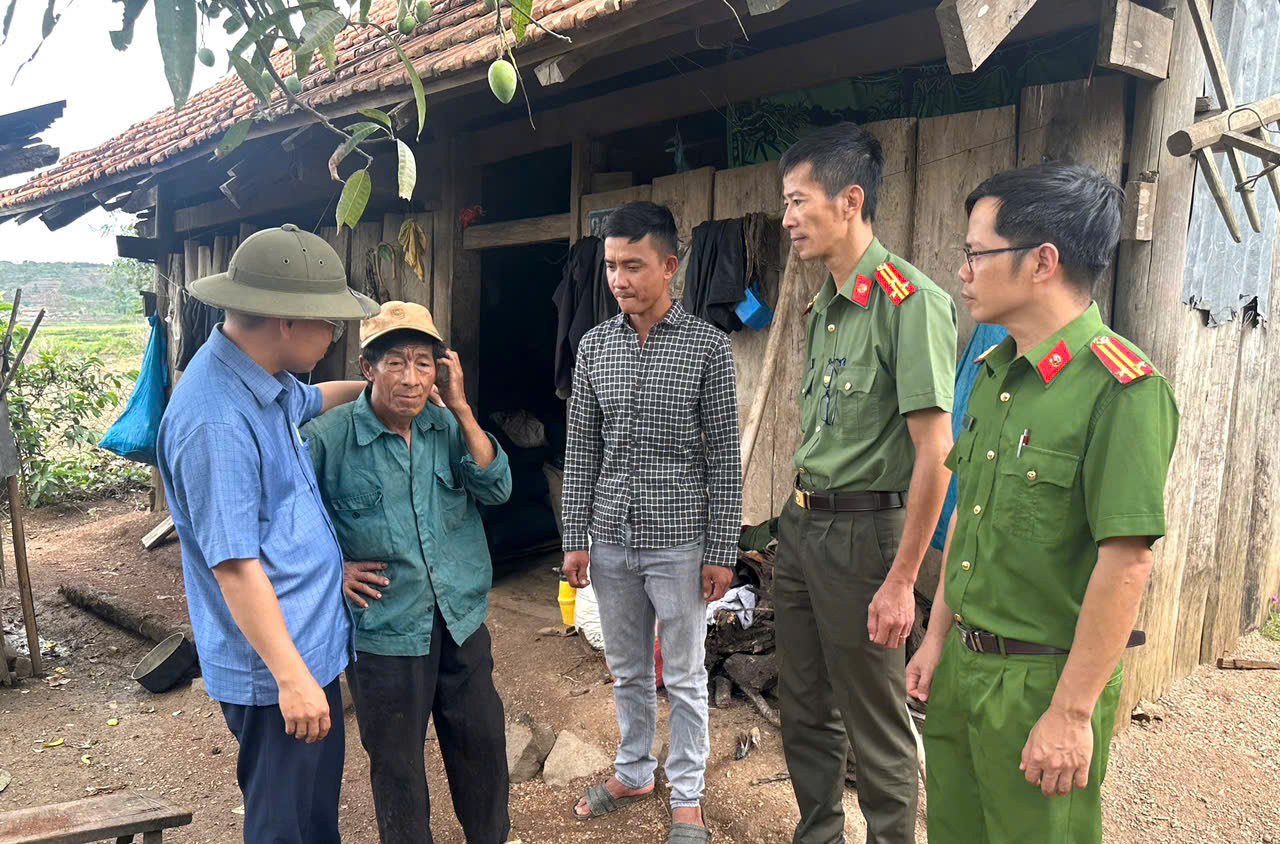 Lực lượng công an động viên gia đình chuẩn bị mặt bằng để xây dựng nhà.