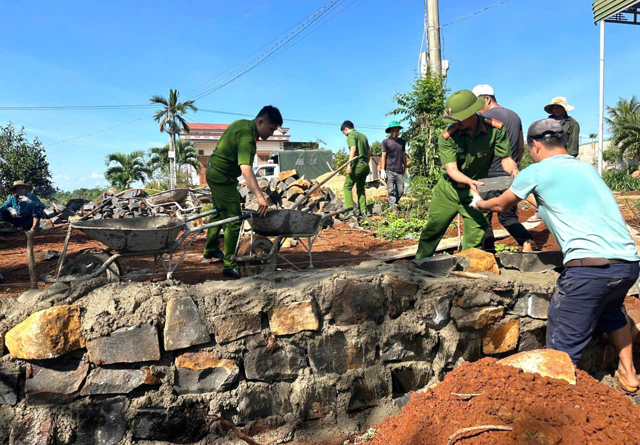 Lực lượng công an tham gia hỗ trợ người dân xây dựng nhà.