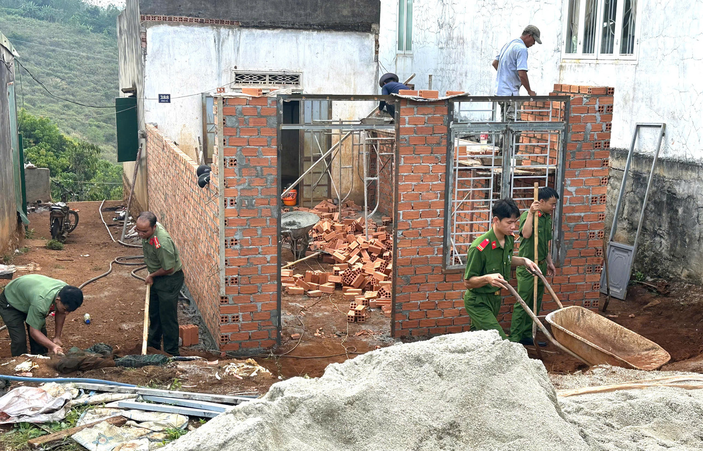 Lực lượng công an có mặt trong mọi phần việc để người dân sớm có nhà mới.